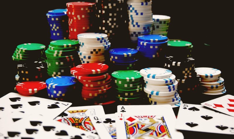 Trong poker 8xbet, bài sẽ được chia thành các bộ kết hợp nhất định từ mạnh đến yếu